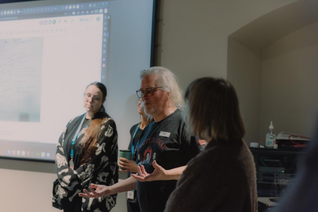 Tim Sherratt facilitates a WikiFest workshop group. Credit: Yeoseop Yoon